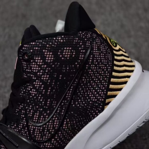Nike Men’s Black and Pink Sneakers